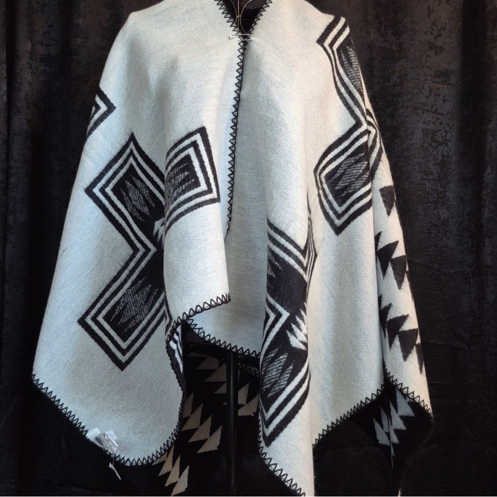 NWT Old Navy Black and light grey Geometric western Wrap shawl